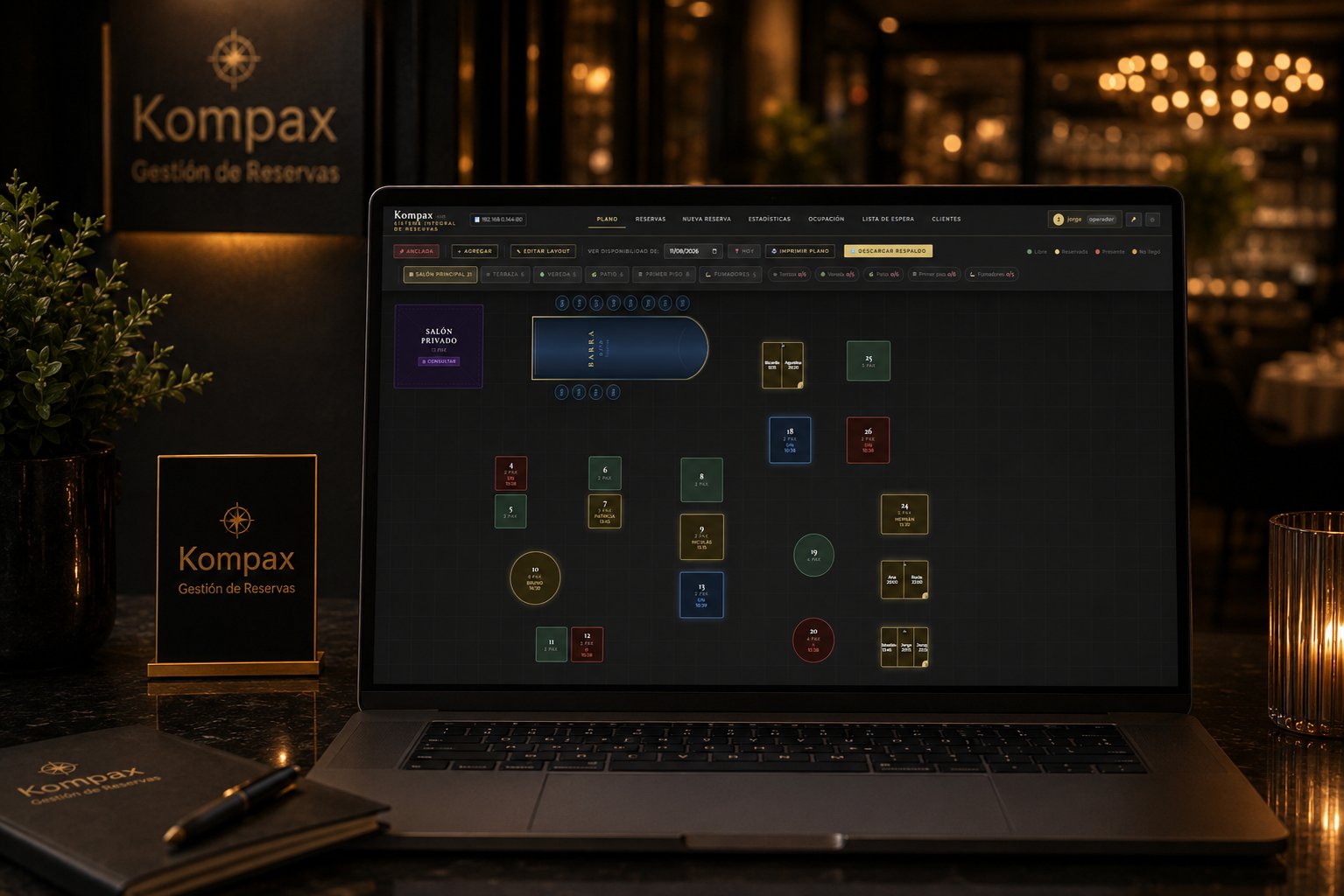 Notebook con el software para restaurantes Kompax mostrando el plano de mesas del salón