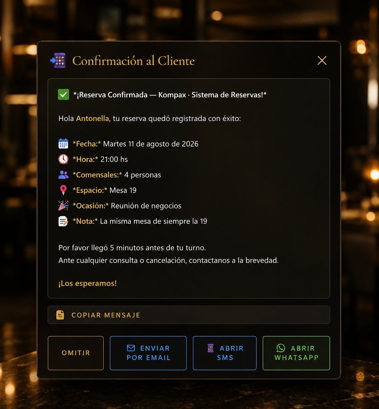 Confirmación de reserva enviada al cliente por WhatsApp desde Kompax, con fecha, hora, comensales y mesa